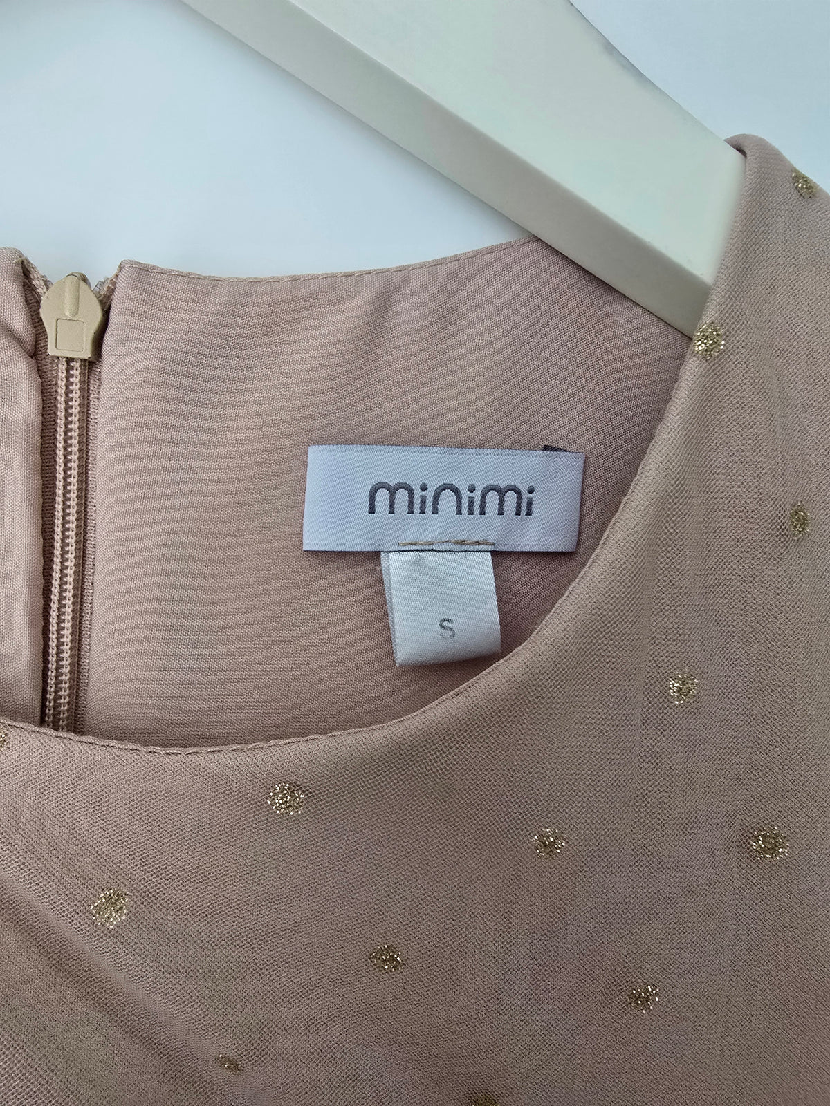Minimi proginė suknelė su plunksnų detalėmis mamai (S dydis)