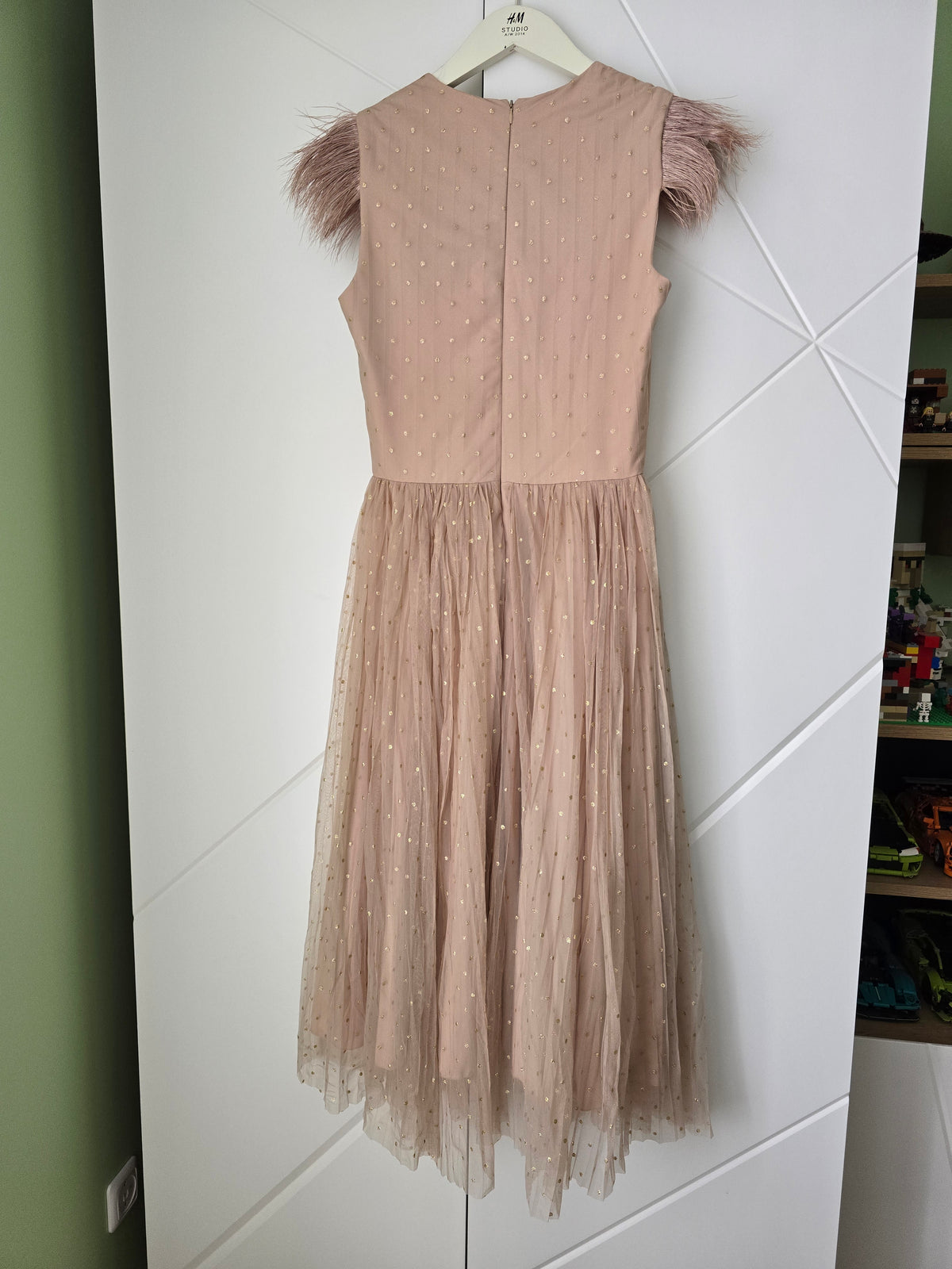 Minimi proginė suknelė su plunksnų detalėmis mamai (S dydis)